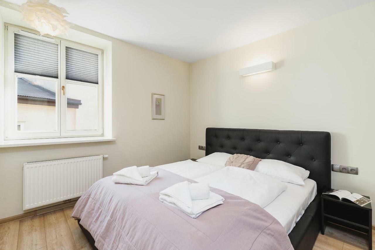 Apartments Cracow Miodowa By Renters Krakow Luaran gambar