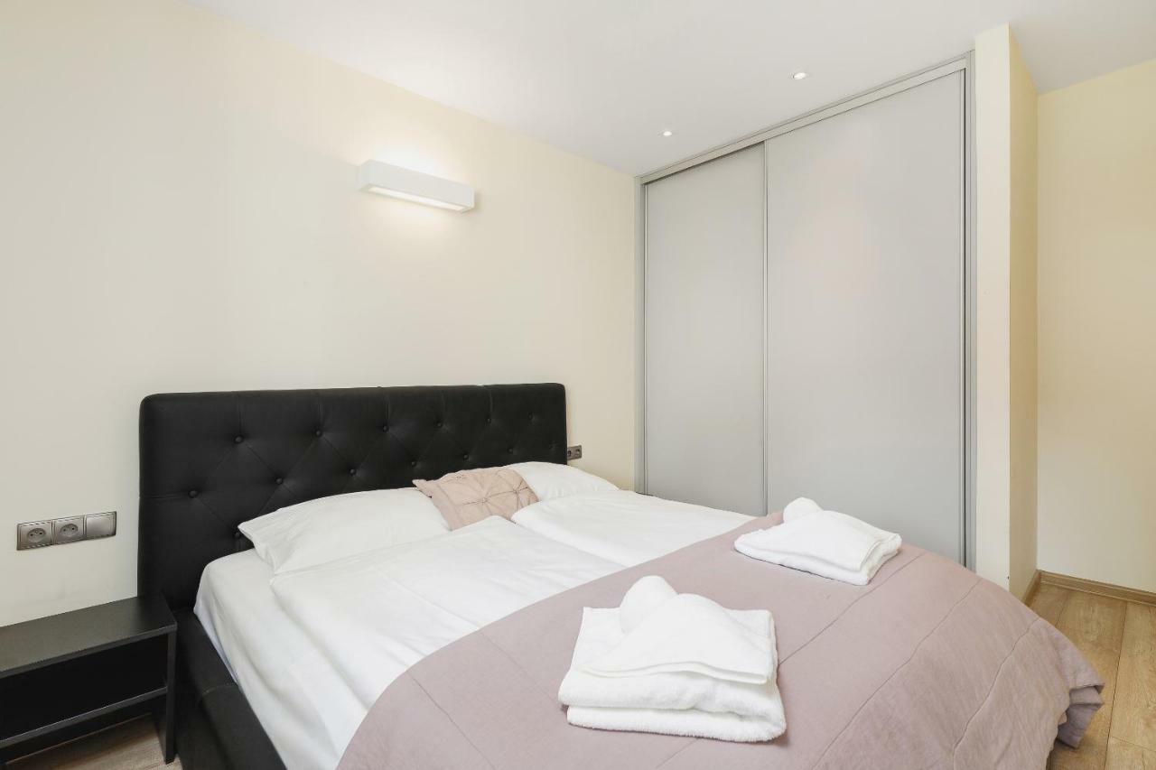 Apartments Cracow Miodowa By Renters Krakow Luaran gambar